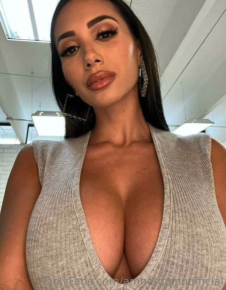 amberquinnofficial pornographic model archive