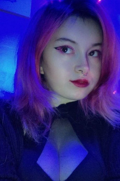 Little Nikky erotic actress img