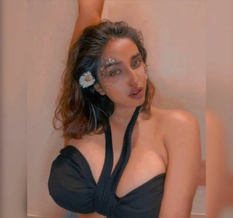 Nayoni Dutta model top photo