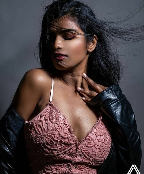 Nidhi Goel sexy star pic
