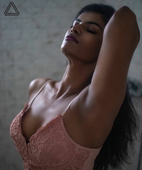 Nidhi Goel nude model gallery