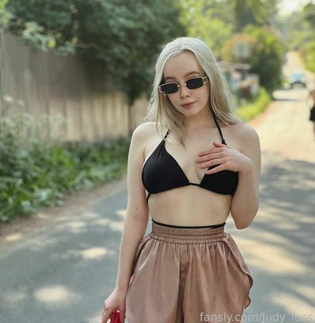 deni__dragons__ sexy model photo