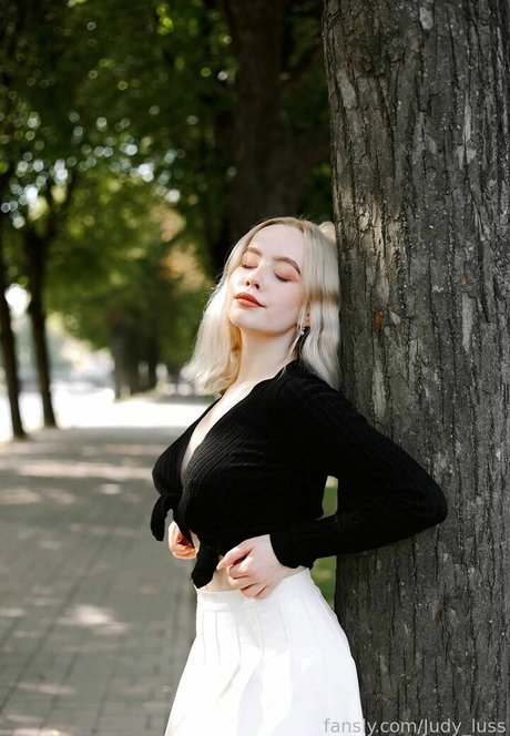 deni__dragons__ model sexy photos