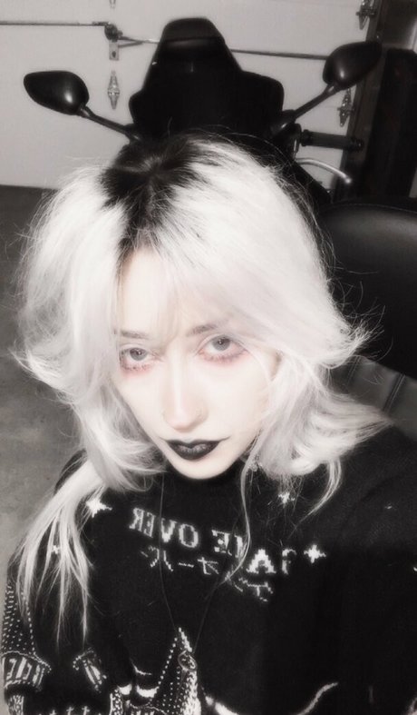 StyrlingElf naked actress gallery