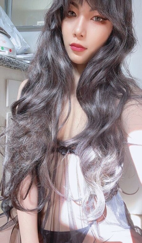 JupiterHulijing naked model image