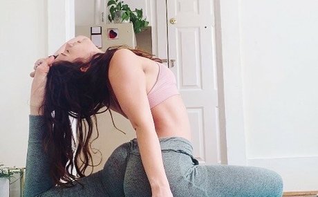 Ashley Jolly adult model pic