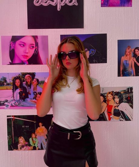 McKenzie Bell star sexy img