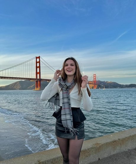 McKenzie Bell model hd img