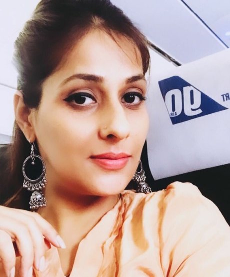 Vansheen Verma Sumbriya sexy actress img