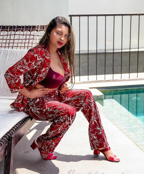 Elakkiya Rajendran perfect star photo