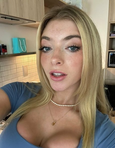 rileymaetwo art model photos