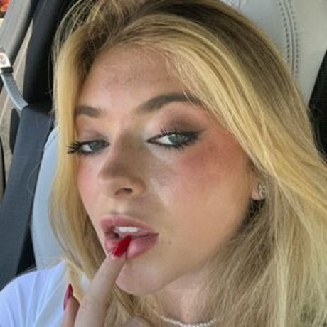 rileymaetwo porn actress image