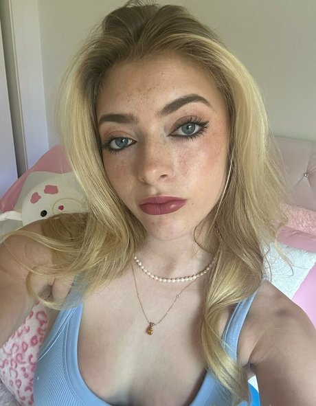 rileymaetwo naked pornstar img