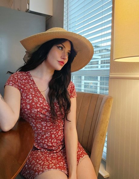 ItsLeslie model adult archive