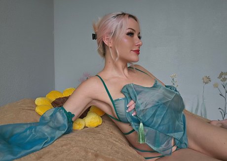 ItsLeslie hot star picture