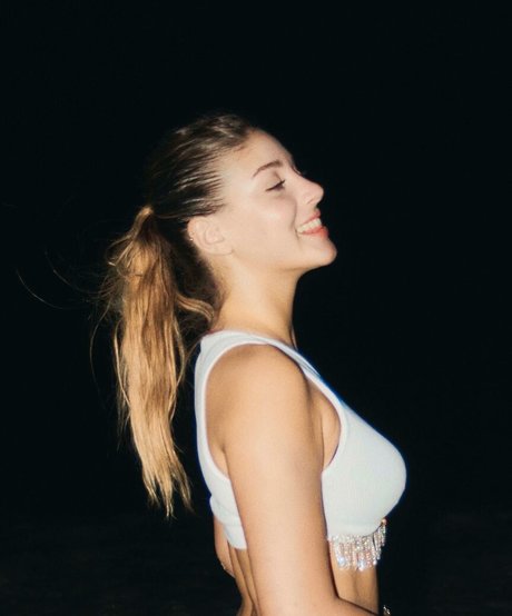 Morena Bradas model photo