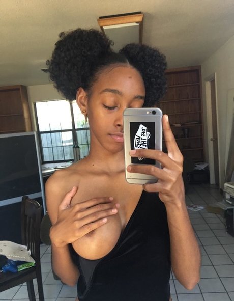 Cumshawty free model picture