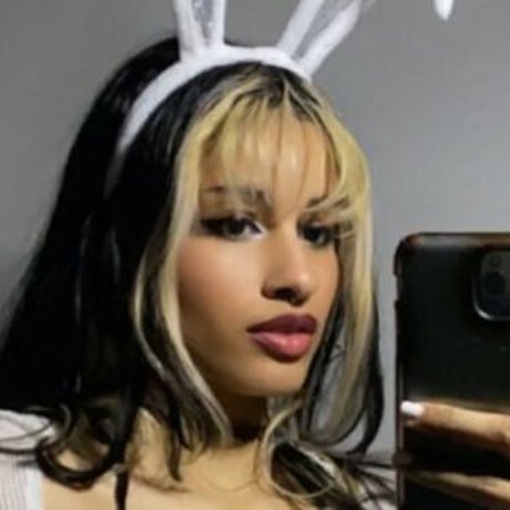 Dee skelliton model pretty pics