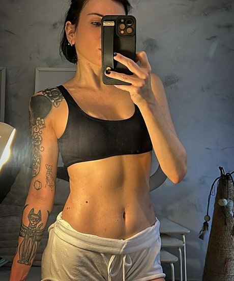 Raphaella Avena Avenaa naked model pics