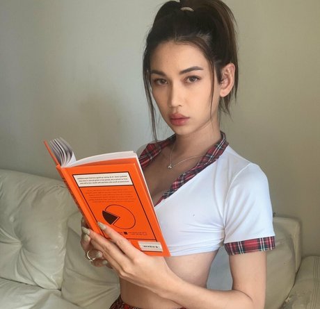 Bella Hancock adult model galleries