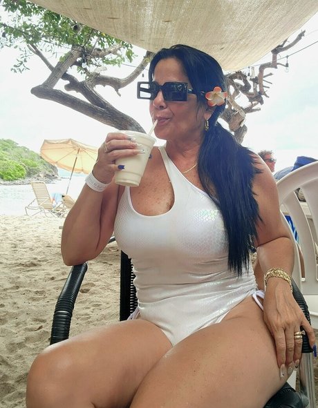 Evelyn Alvarez model high quality image