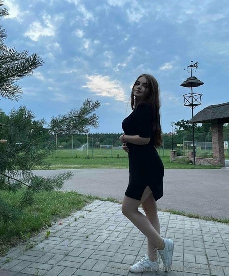 natural katie model adult image