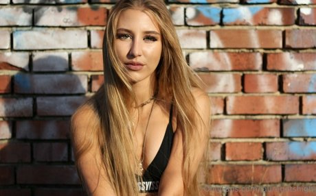 lauragetshigh hot pornstar photos