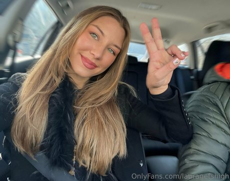 lauragetshigh model erotic pics