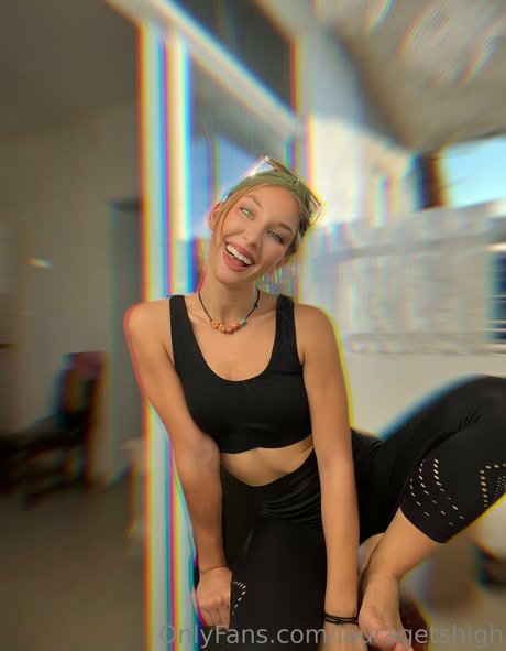 lauragetshigh nude actress photo