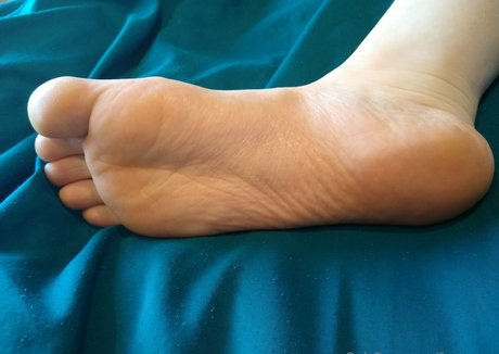 feeteaser model pretty img