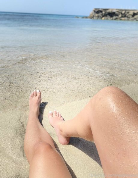 walkingaia model beautiful img