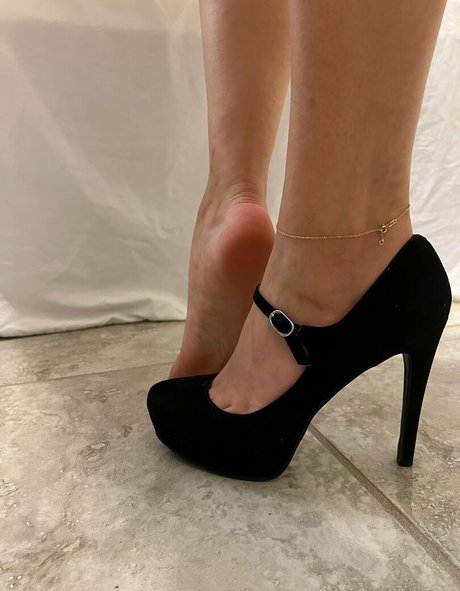 walkingaia hot star pictures