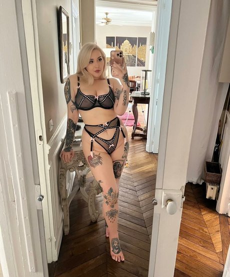 Isabella Bloom xxx pornstar img