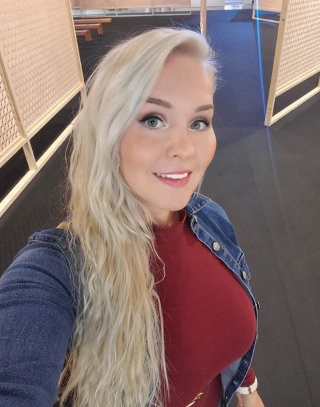 Emilia Linden high quality actress images