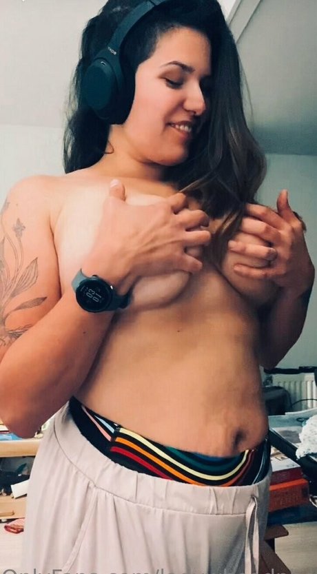 ladywheadphones hd actress photo