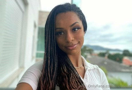 the1ayla beautiful actress img