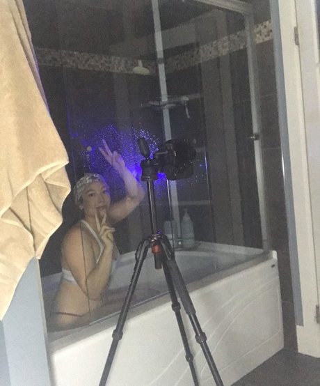 Maxine Lucille star nude image