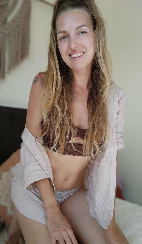 amelieleifree model top picture