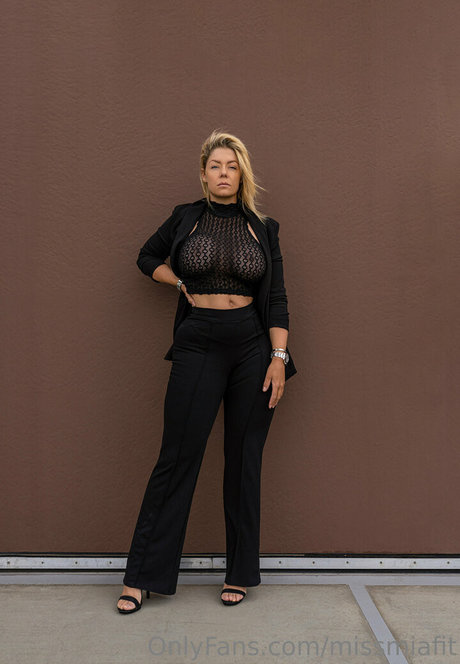 MI4 S4ND star sexy pictures