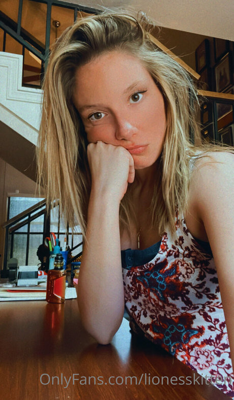 lionesskitten star top photo