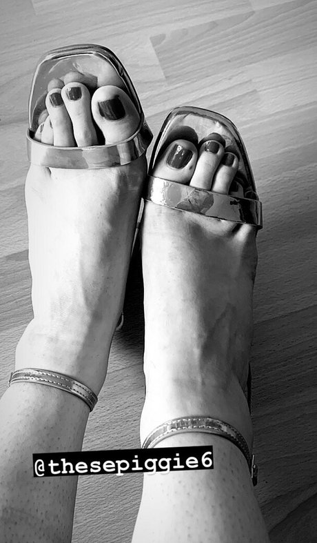 theselilpiggie6 model top pic