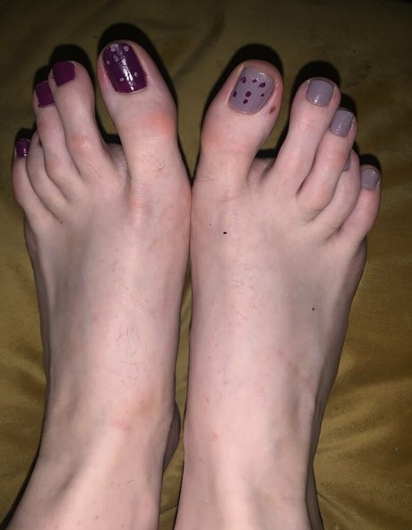 theselilpiggie6 naked star picture