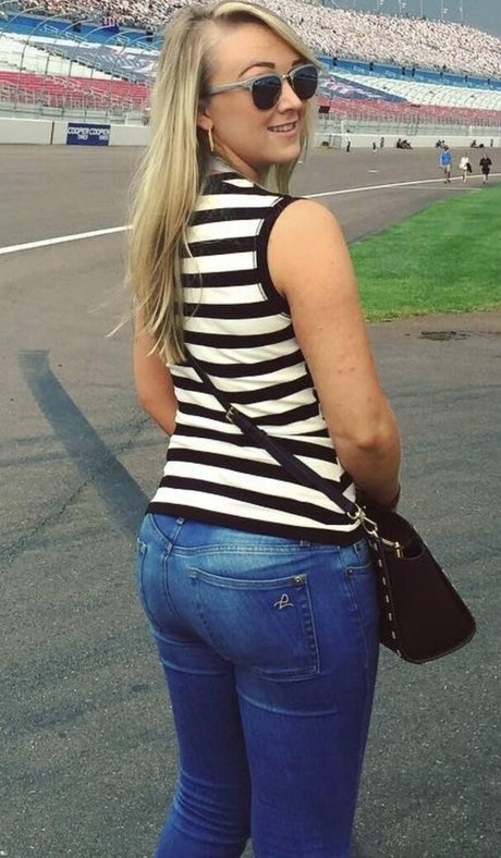 Meghan McCarthy naked star img