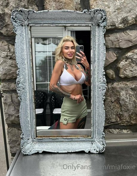 mia foxybae art model pic