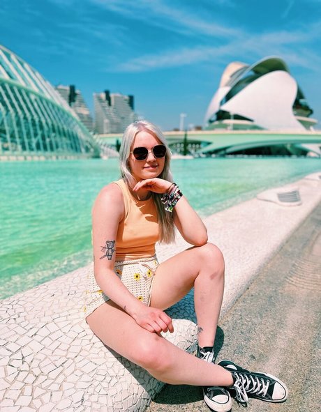 Larissa Zeeuwe art actress pictures