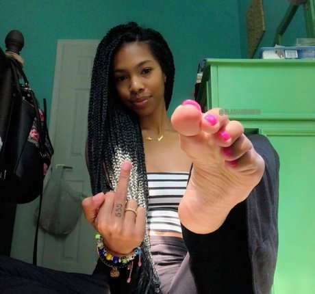 Sinister Simone art model picture