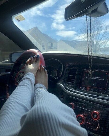 Sinister Simone nude model galleries