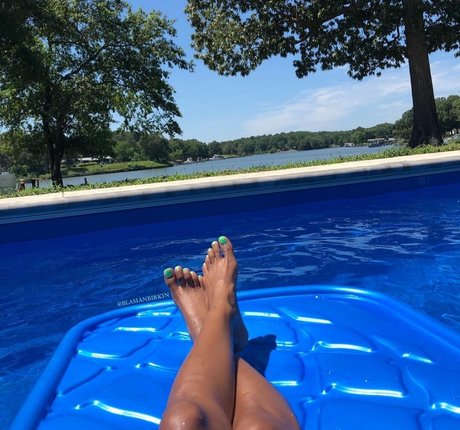 Sinister Simone model sexy pics