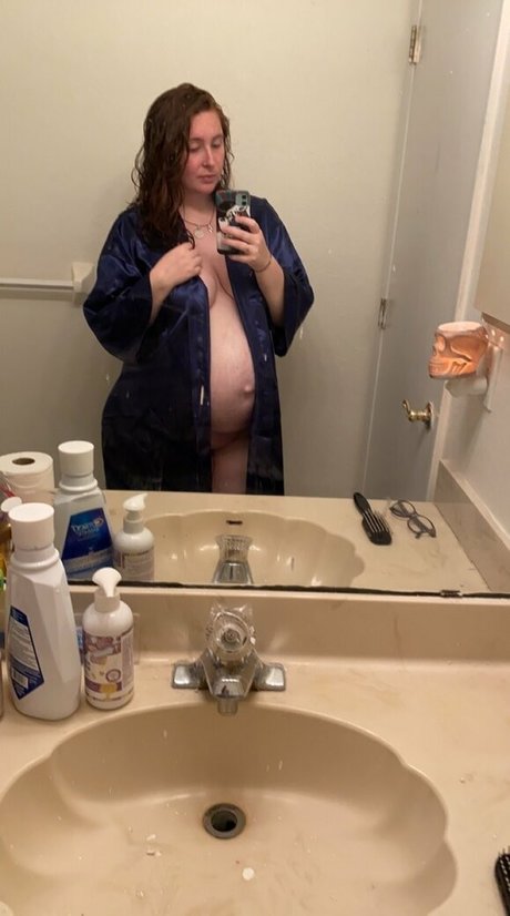 pr3ttyandpr3gnant star adult image