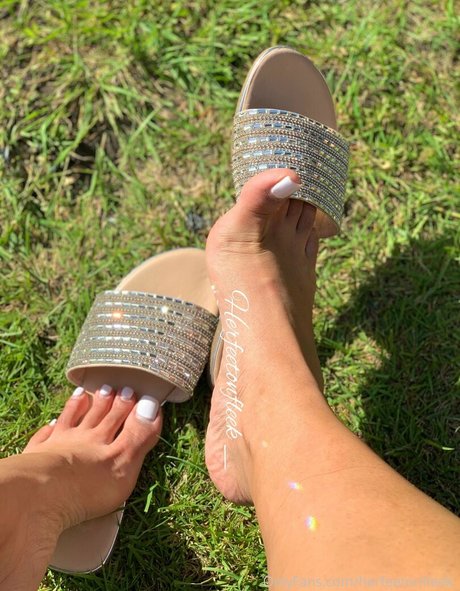 herfeetonfleek_ porn star image